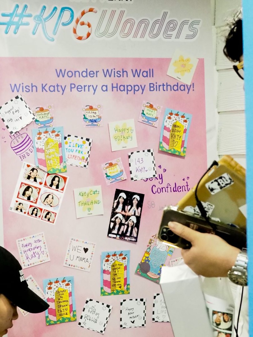 KatyCats ไทย-เทศมุงถ่ายรูปใน KP6Wonders ฉลองวันเกิด Katy Perry ใจกลางสยาม