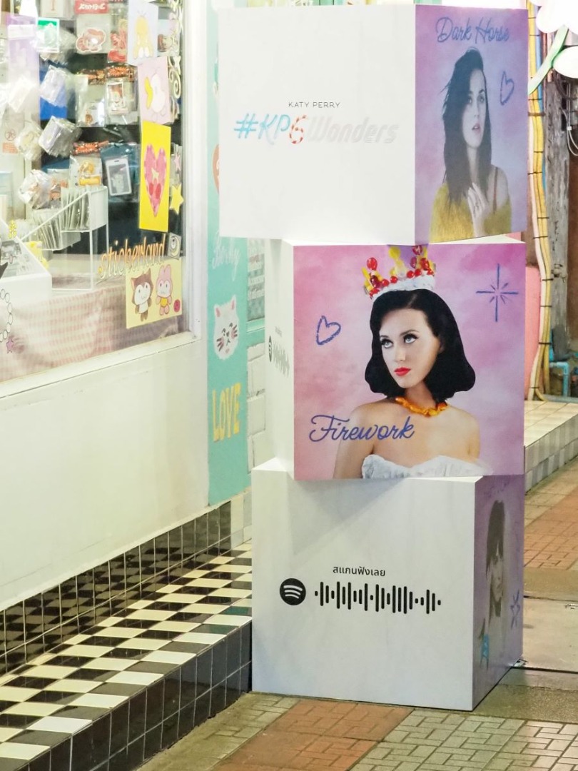 KatyCats ไทย-เทศมุงถ่ายรูปใน KP6Wonders ฉลองวันเกิด Katy Perry ใจกลางสยาม