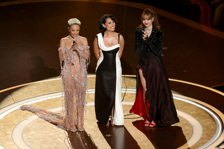 ลิซ่ากับโชว์ James Bond tribute บนเวที Oscars 2025 สะกดใจทั้งโลก