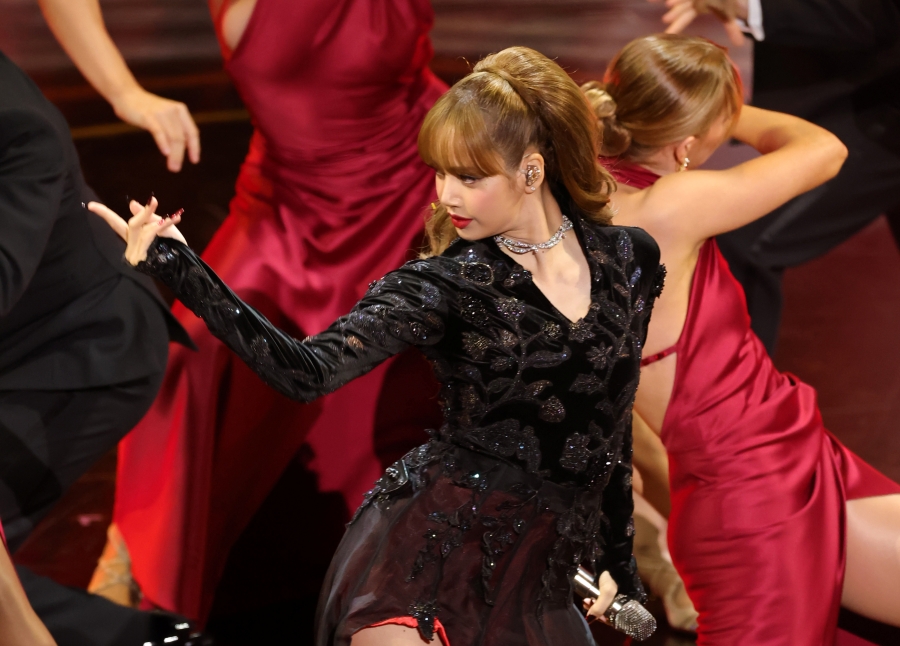 ลิซ่ากับโชว์ James Bond tribute บนเวที Oscars 2025 สะกดใจทั้งโลก