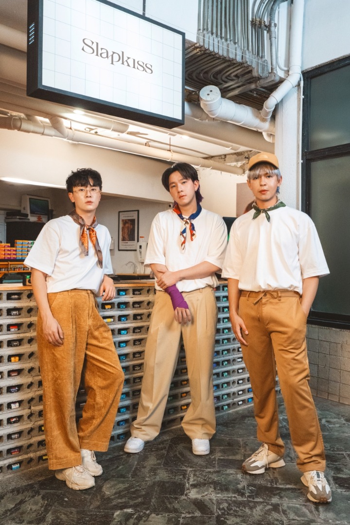 "รีบไปเถอะ เดี๋ยวเขารอนาน (Exp)" - Slapkiss 