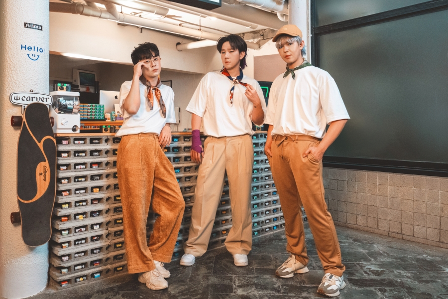 "รีบไปเถอะ เดี๋ยวเขารอนาน (Exp)" - Slapkiss 