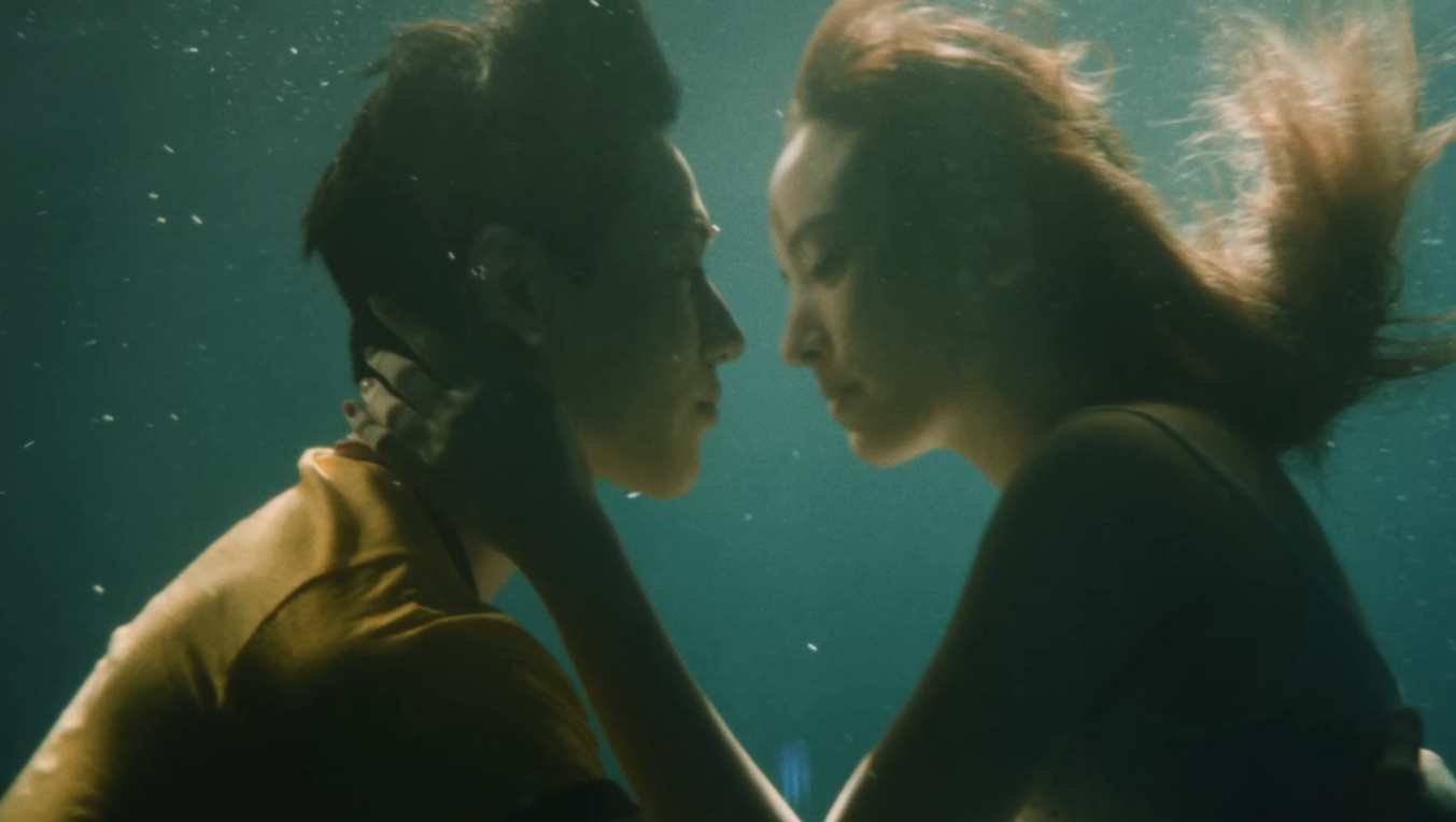 “WONDERING” ของ “แบมแบม” ทำแฟนคลับกรี๊ดลั่น เหตุฉากจูบสุดละมุนกับ “ณิชา”