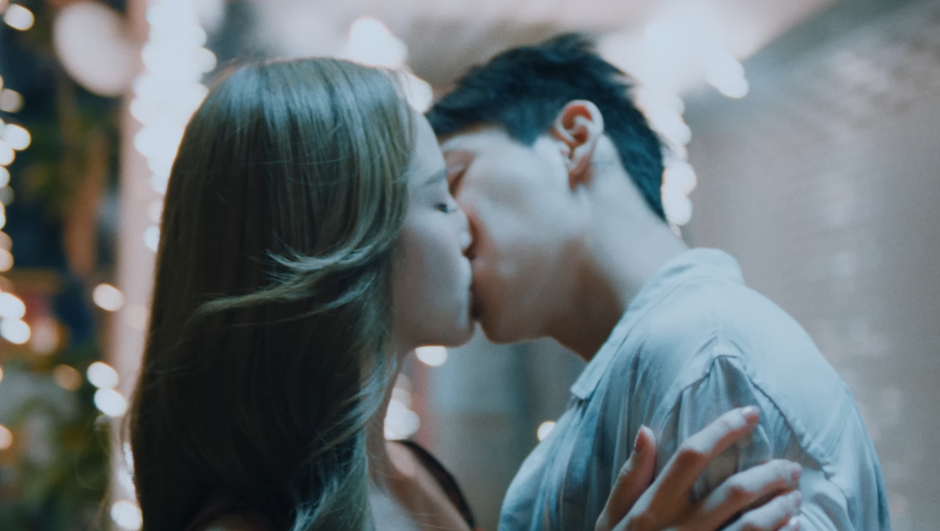 “WONDERING” ของ “แบมแบม” ทำแฟนคลับกรี๊ดลั่น เหตุฉากจูบสุดละมุนกับ “ณิชา”