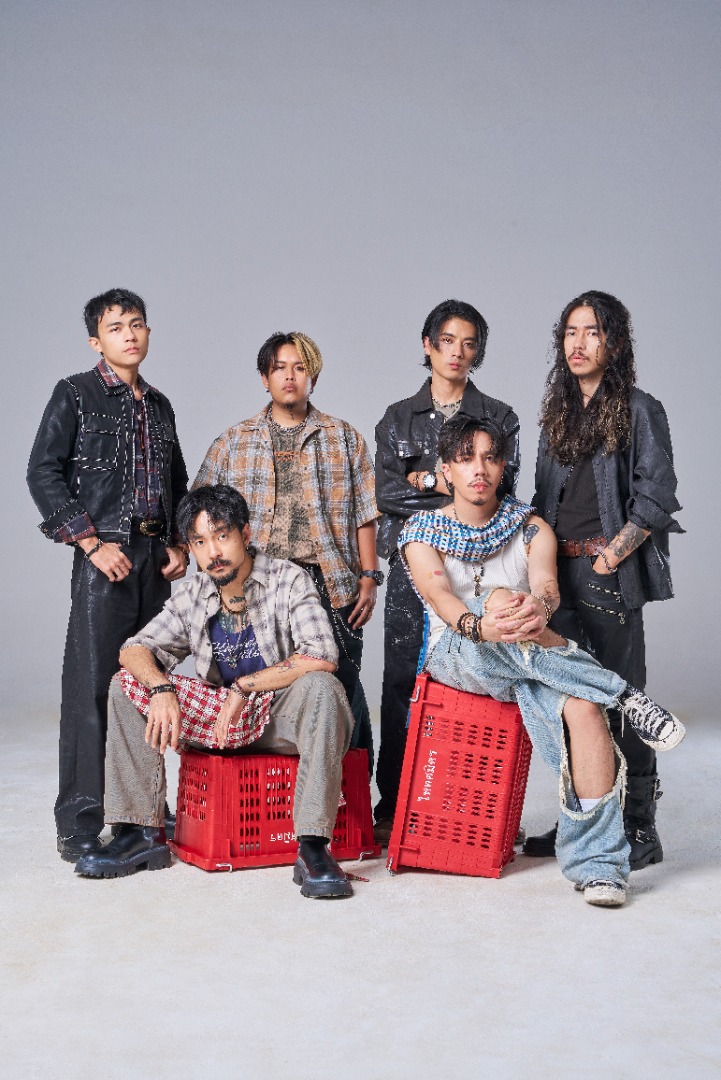 นั่งเล่นกาญ