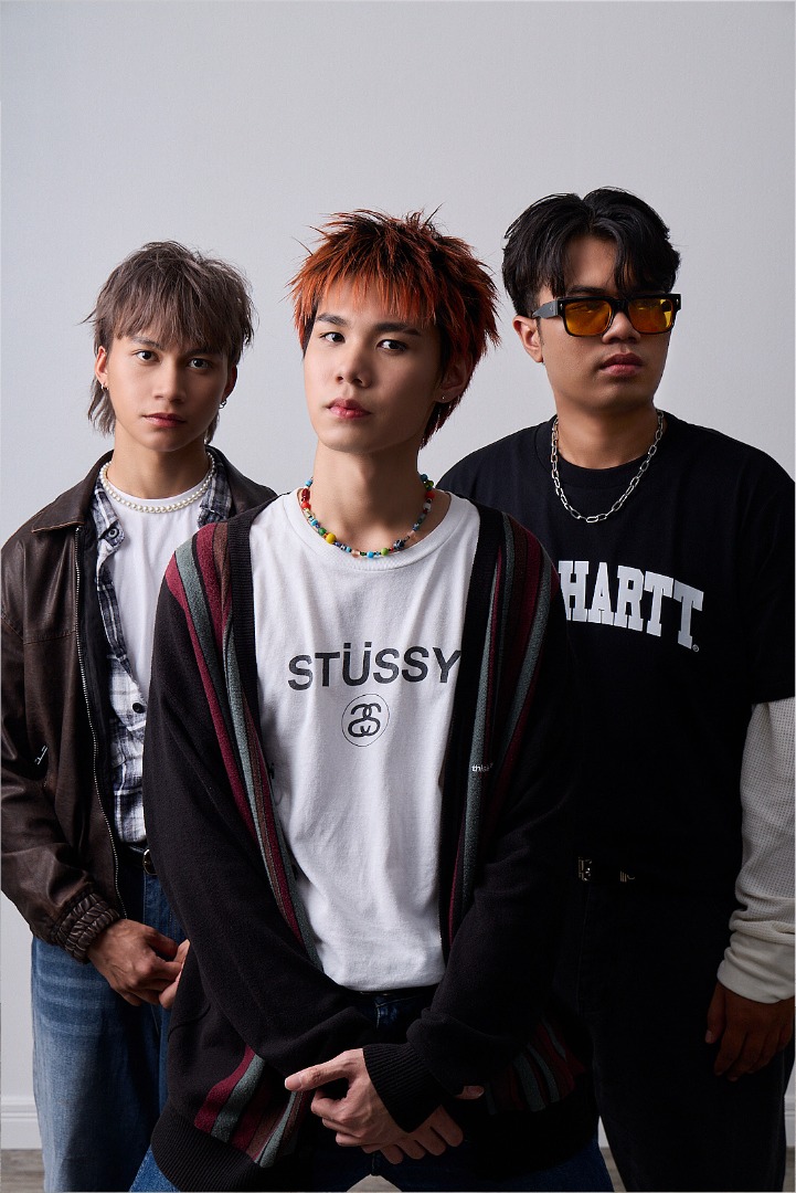 นั่งเล่นกาญ