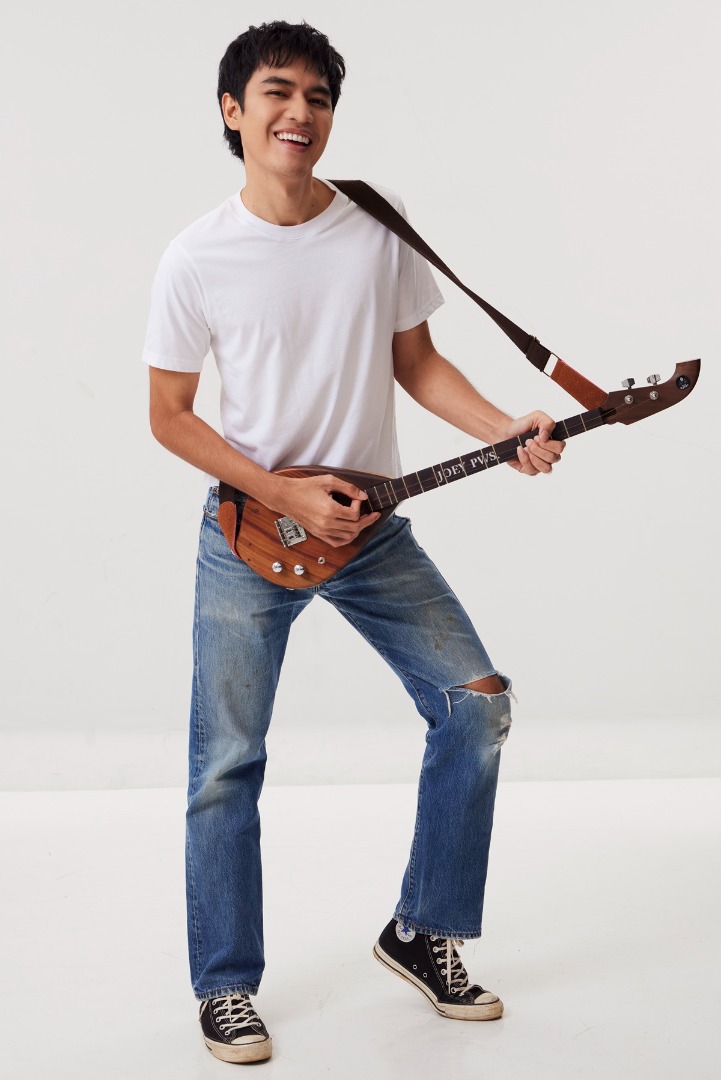 นั่งเล่นกาญ