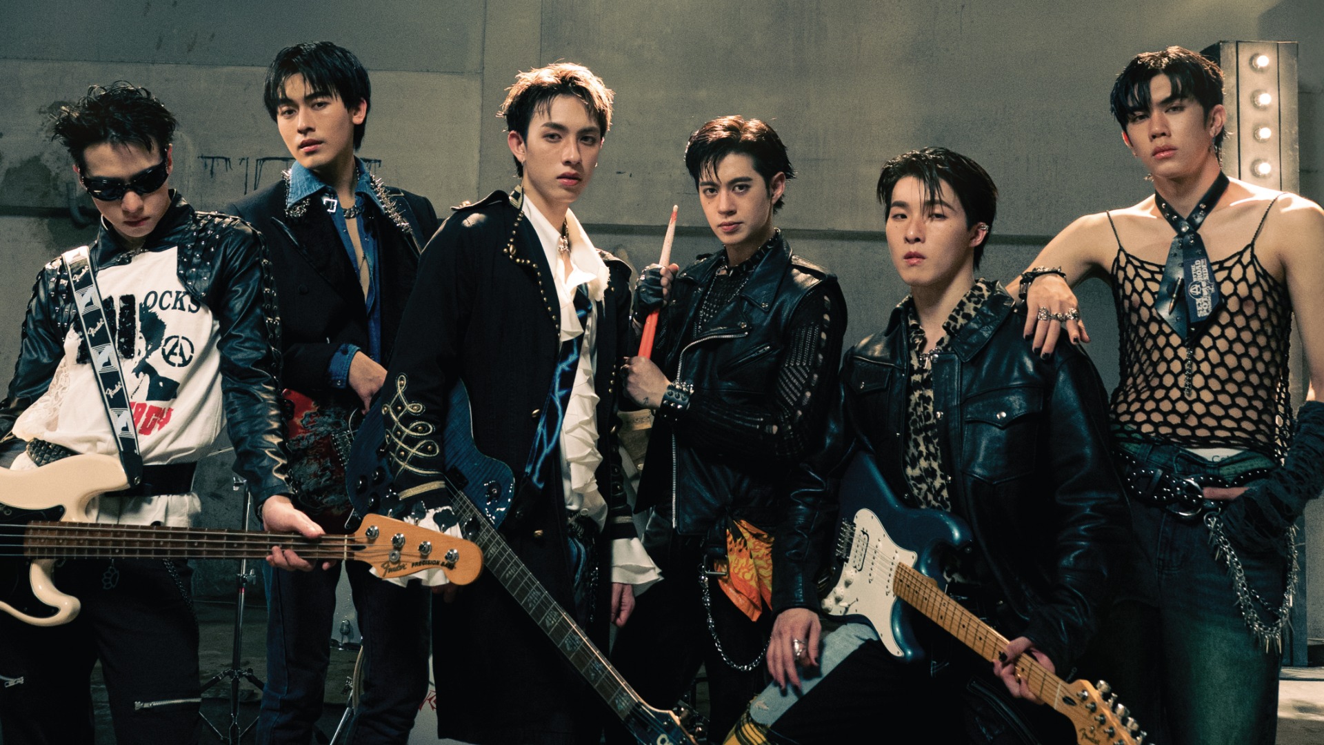 นั่งเล่นกาญ