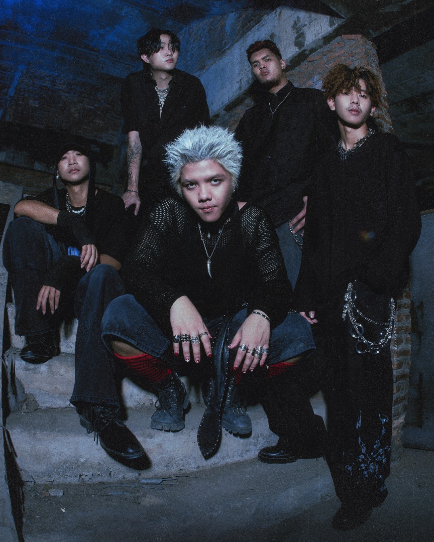 นั่งเล่นกาญ