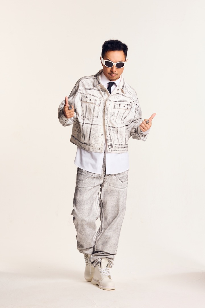 นั่งเล่นกาญ