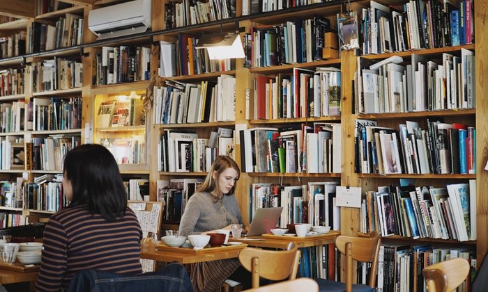 ดื่มด่ำกาแฟ แช่อยู่กับกองหนังสือใน "คาเฟ่หนังสือ" เก๋ๆ ทั่วกรุงโตเกียว