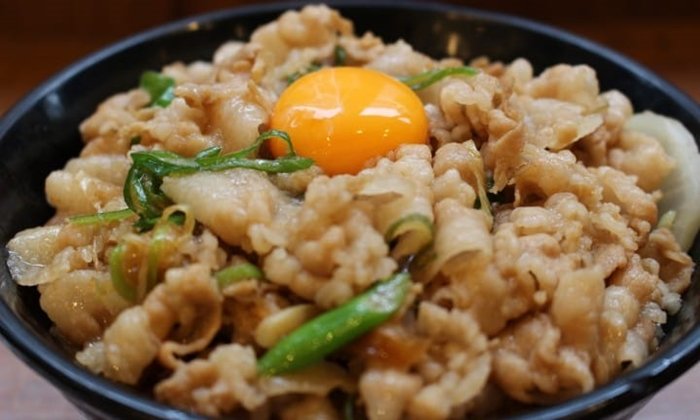 Densetsu no Sutadonya ข้าวหน้าหมูสูตรลับที่โดดเด่นทั้งขนาดและรสชาติ