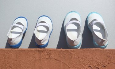 คุณแม่ชาวญี่ปุ่นปิ๊งไอเดียง่าย ๆ ที่ทำให้ลูกสาวของเธอไม่ใส่รองเท้าสลับข้างอีก!