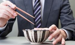 6 ข้อห้ามของการใช้ตะเกียบบนโต๊ะอาหารญี่ปุ่น