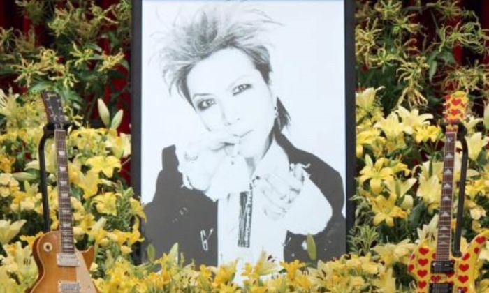 20 ปีแห่งการจากลา! แฟนคลับ Hide แห่ง X Japan ร่วมวางดอกไม้ไว้อาลัย