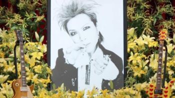 20 ปีแห่งการจากลา! แฟนคลับ Hide แห่ง X Japan ร่วมวางดอกไม้ไว้อาลัย