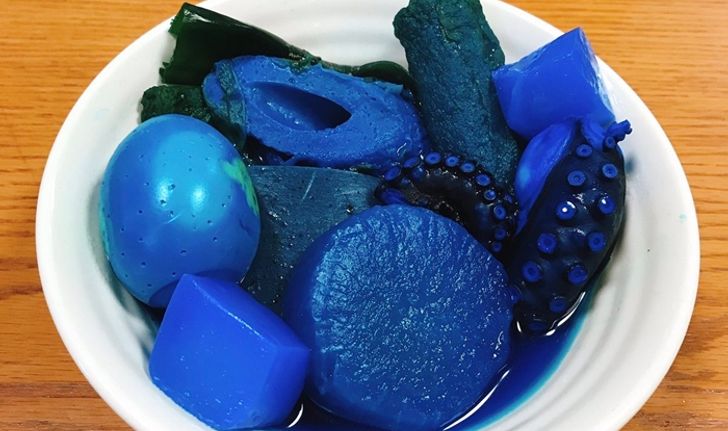 “โอเด้งสีน้ำเงิน” ผลงานศิลปะจากอาหารที่คุณอาจไม่กล้าทาน!?