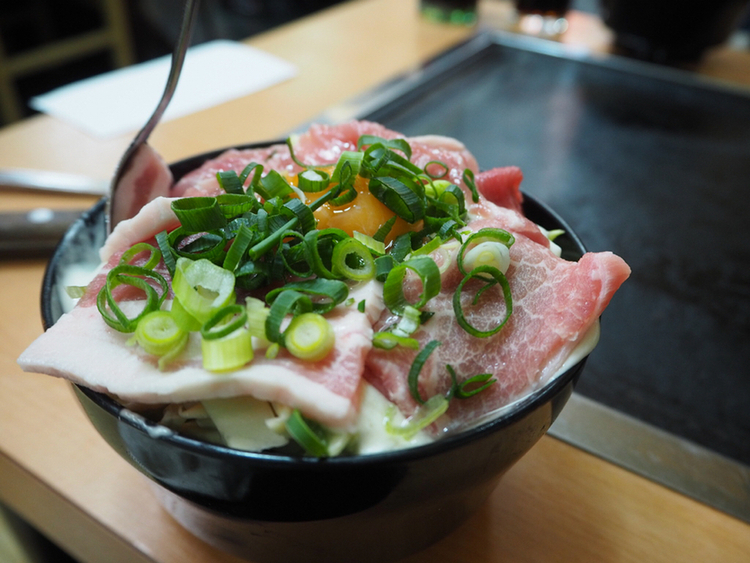 7 พิกัดต้นตำรับ "โอโคโนมิยากิ" หรือ "พิซซ่าญี่ปุ่น" แห่งโอซาก้า