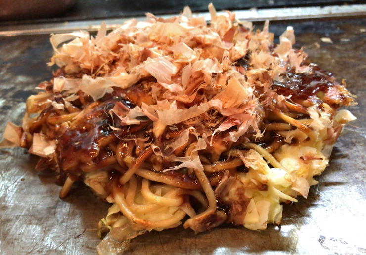 7 พิกัดต้นตำรับ "โอโคโนมิยากิ" หรือ "พิซซ่าญี่ปุ่น" แห่งโอซาก้า