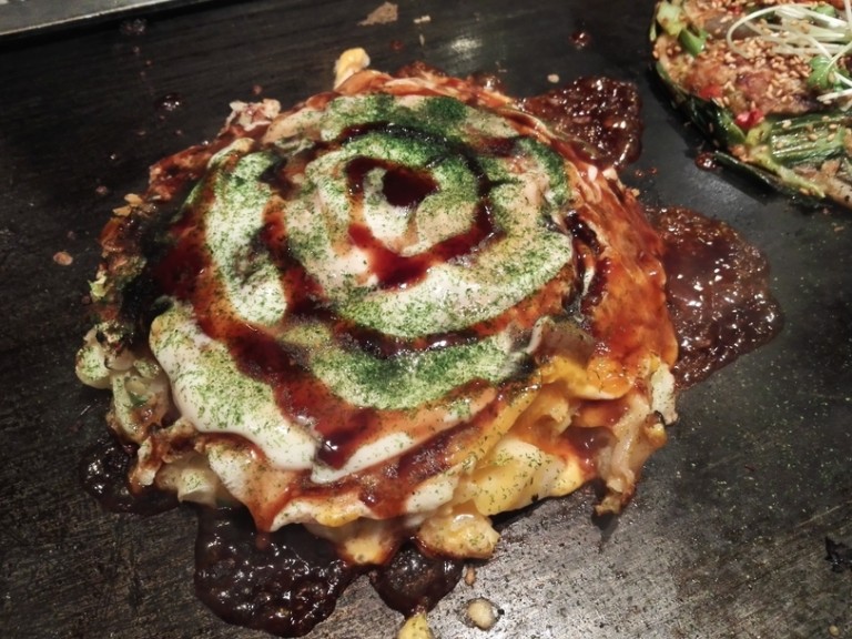 7 พิกัดต้นตำรับ "โอโคโนมิยากิ" หรือ "พิซซ่าญี่ปุ่น" แห่งโอซาก้า