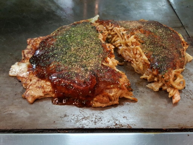 7 พิกัดต้นตำรับ "โอโคโนมิยากิ" หรือ "พิซซ่าญี่ปุ่น" แห่งโอซาก้า