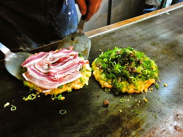 7 พิกัดต้นตำรับ "โอโคโนมิยากิ" หรือ "พิซซ่าญี่ปุ่น" แห่งโอซาก้า