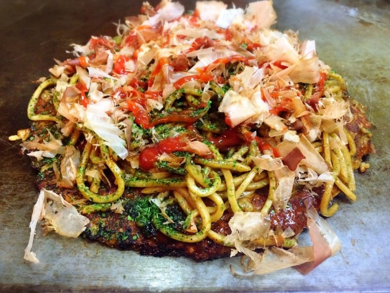 7 พิกัดต้นตำรับ "โอโคโนมิยากิ" หรือ "พิซซ่าญี่ปุ่น" แห่งโอซาก้า