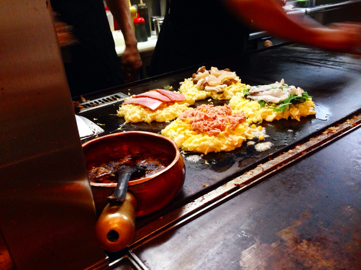 7 พิกัดต้นตำรับ "โอโคโนมิยากิ" หรือ "พิซซ่าญี่ปุ่น" แห่งโอซาก้า