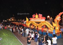 ໄຫຼເຮືອໄຟ ໜຶ່ງເທສະການດຶງດູດການທ່ອງທ່ຽວຢູ່ ຫຼວງພະບາງ