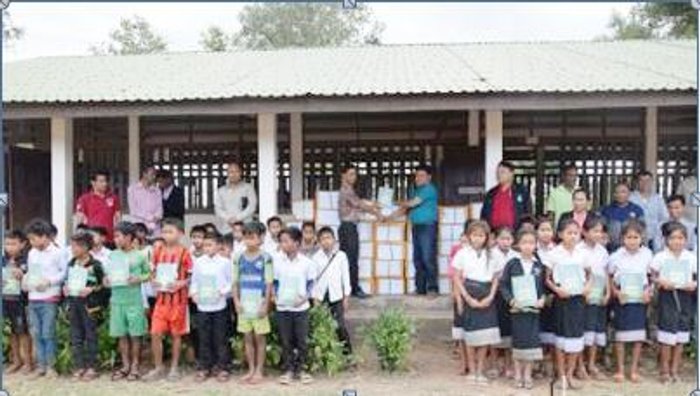 ກອງທຶນຫລຸດຜ່ອນ ຄວາມທຸກຍາກ ແຂວງສາລະວັນ ມອບປື້ມຕໍາລາຮຽນ 4 ພັນກວ່າຫົວໃຫ້ 8 ບ້ານ 2 ເມືອງພູດອຍ