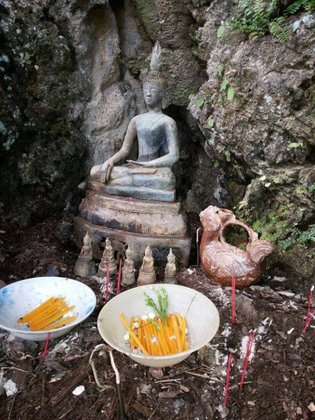 ພົບເຫັນພຣະພຸດທະຮູບຢູ່ໝ້າຜາ ບ້ານຖ້ຳຄວາຍ ແຂວງຄຳມ່ວນ