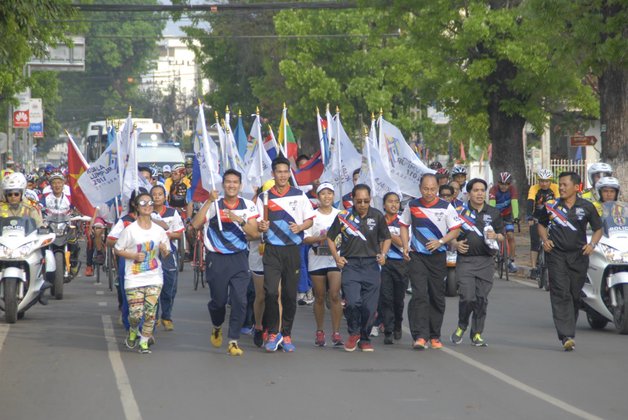 ມວນຊົນຊາວລາວຫຼາຍພັນຄົນ ຮ່ວມແລ່ນສົ່ງຕໍ່ໄມ້ ຕ້ອນຮັບ ຊີເກມ ຄັ້ງທີ 29 ຢ່າງຟົດຟື້ນ
