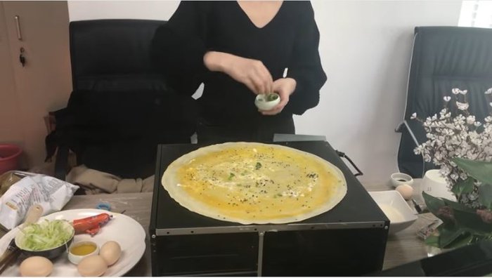 ຄລິບການເຮັດອາຫານຈາກ “ສາວອັອຟຟິດຈີນ” ຜູ້ໂດ່ງດັ່ງ ເຮັດທຸກຢ່າງກິນເອງຢູ່ບ່ອນເຮັດວຽກ