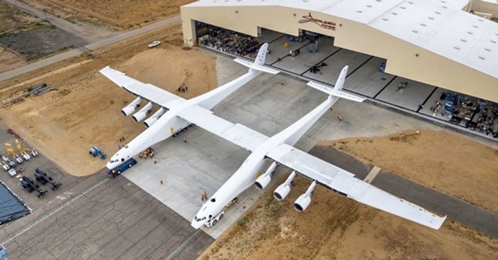 ເຜີຍໂສມ Stratolaunch ເຮືອບິນທີ່ໃຫຍ່ທີ່ສຸດໃນໂລກ ດ້ວຍປີກທີ່ຍາວກວ່າສະໜາມກິລາອາເມຣິກັນຟຸດບໍ