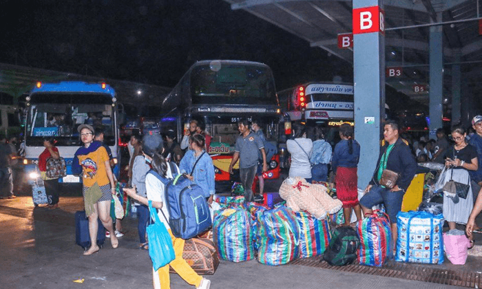 ມວນຊົນທະຍອຍເດີນທາງກັບສູ່ນະຄອນຫຼວງ ຫຼັງພັກຍາວເທດສະການປີໃໝ່ລາວ