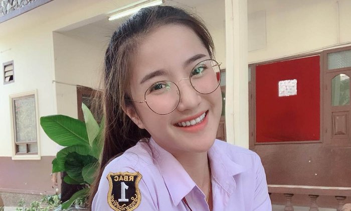 ອາກາດຈະຮ້ອນກໍບໍ່ຫວັ່ນ ຊົມພາບ "ສາວແກ້ວຕາ" ສົດໃສໃນຊຸດນັກສຶກສາ ເພີ່ມຄວາມຊຸ່ມເຢັນໃຫ້ຈິດໃຈ