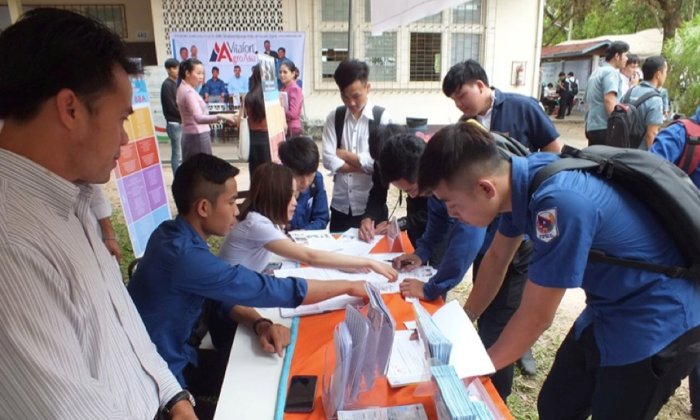 ງານຕະຫຼາດນັດແຮງງານ ສ້າງໂອກາດໃຫ້ນັກສຶກສາໄດ້ພົບປະກັບຫົວໜ່ວຍທຸລະກິດ