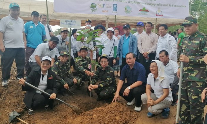 ອາຈານ-ນັກສຶກສາ ມຊ ກວ່າ 400 ຄົນ ຮ່ວມປູກຕົ້ນໄມ້ຄືນຄວາມຂຽວງາມສູ່ທຳມະຊາດ