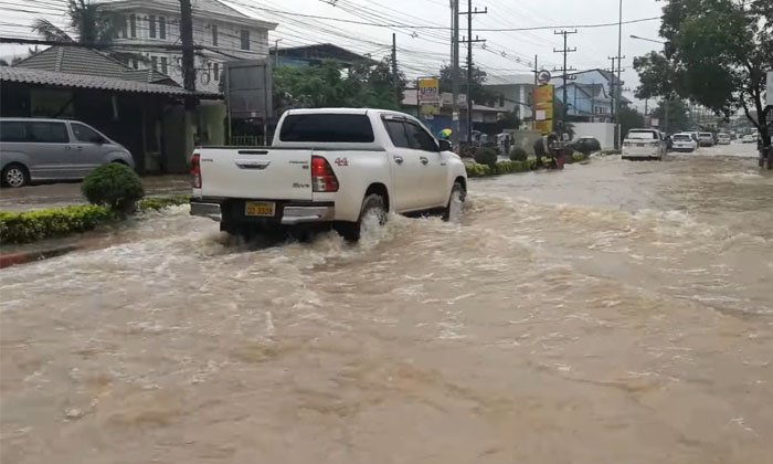 ເຮັດແນວໃດຈຶ່ງຈະລອດ ຖ້າວ່າຕ້ອງຂັບລົດລຸຍນໍ້າ ເວລານໍ້າຖ້ວມຫົນທາງ?