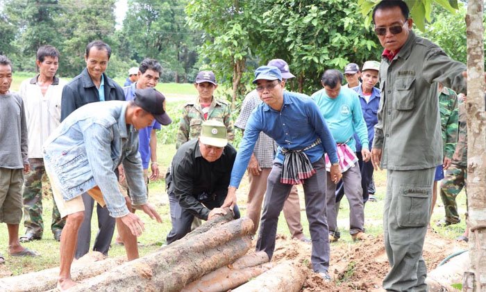 ເຈົ້າເມືອງອາດສະພອນ ນຳພາປະຊາຊົນສ້ອມແປງເສັ້ນທາງ ແລະ ຂົວຫຼາຍແຫ່ງທີ່ເປ່ເພຈາກຝົນຕົກໜັກ