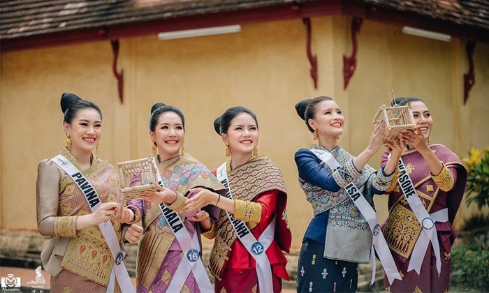 30 ນາງສາວ ຜູ້ເຂົ້າປະກວດ Miss Universe Laos 2019 ນຸ່ງຊຸດລາວ ຮ່ວມຖ່າຍແບບກາງແຈ້ງ