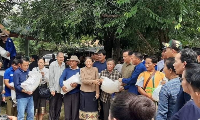 ປະທານສະພາແຫ່ງຊາດ ຢ້ຽມຢາມຜູ້ປະສົບໄພນໍ້າຖ້ວມຢູ່ສະຫວັນນະເຂດ ພ້ອມມອບເງິນຊ່ວຍເຫຼືອ