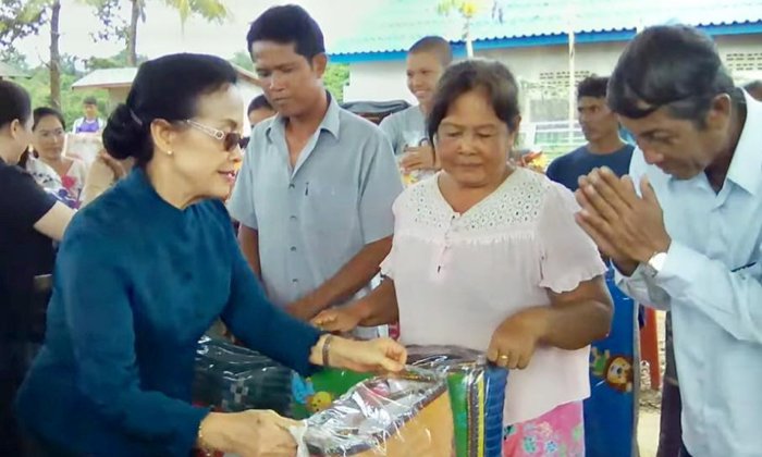 ພັນລະຍາ ນາຍົກລັດຖະມົນຕີ ຢ້ຽມຢາມຜູ້ປະສົບໄພນໍ້າຖ້ວມ ແຂວງຈຳປາສັກ ແລະ ສາລະວັນ