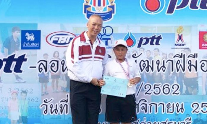 ໄດມ້ອນ ບຸນທະລາ ຮຸ່ນອາຍຸບໍ່ເກີນ 10 ປີ ຈາກລາວ ຄວ້າແຊ້ມເທັນນິສ ທີ່ປະເທດໄທ