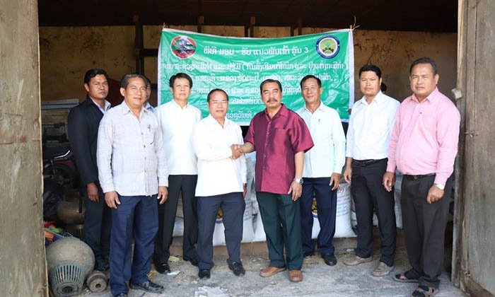 ກະຊວງກະສິກຳ ແລະ ປ່າໄມ້ ມອບແນວພັນເຂົ້າ 100 ໂຕນໃຫ້ຄຳມ່ວນ ເພື່ອແຈກຢາຍເມືອງທີ່ຖືກນ້ຳຖ້ວມ