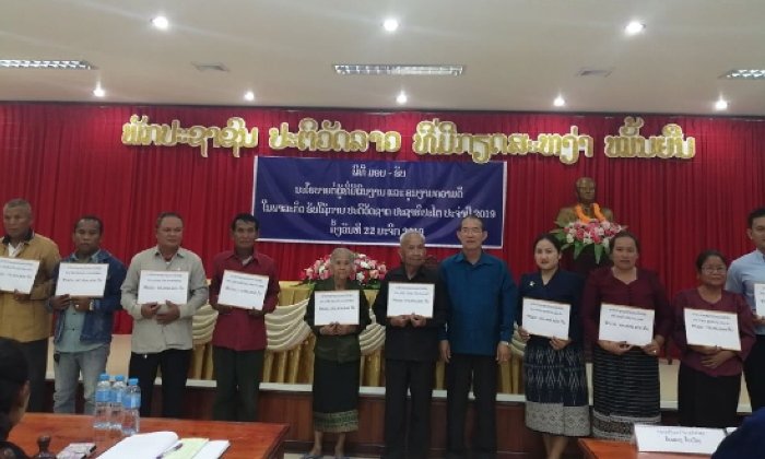 ຮສສ ສະຫວັນນະເຂດ ມອບເງິນນະໂຍບາຍປ່ຽນແທນໂກຕ້າລົດ ໃຫ້ພະນັກງານບຳນານປະຕິວັດທີ່ມີຜົນງານຕໍ່ປະເທດຊາດ