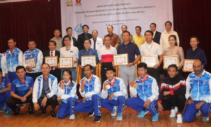 ມອບເງິນອັດສີດ ນັກກີລາຄິກບ໋ອກຊິງ ທີ່ຄວ້າຫຼຽນຄຳ-ຫຼຽນທອງ ຊີເກມ ລວມ 150 ລ້ານກີບ