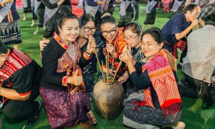 ພາຊົມພາບບັນຍາກາດ "ບຸນປະເພນີໄຂປະຕູເລົ້າເຂົ້າ" ຂອງຊົນເຜົ່າຜູ້ໄທ