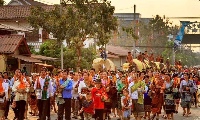 ບັນຍາກາດ ແຫ່ຊ້າງເຜືອກເຂົ້າເມືອງ ໃນງານບຸນຊ້າງ ແຂວງໄຊຍະບູລີ