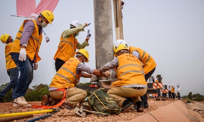 ສໍາເລັດການຕິດຕັ້ງເສົາທໍາອິດ ໂຄງການລະບົບຕາຂ່າຍຫຼັງສະຖານີ ລົດໄຟລາວ-ຈີນ